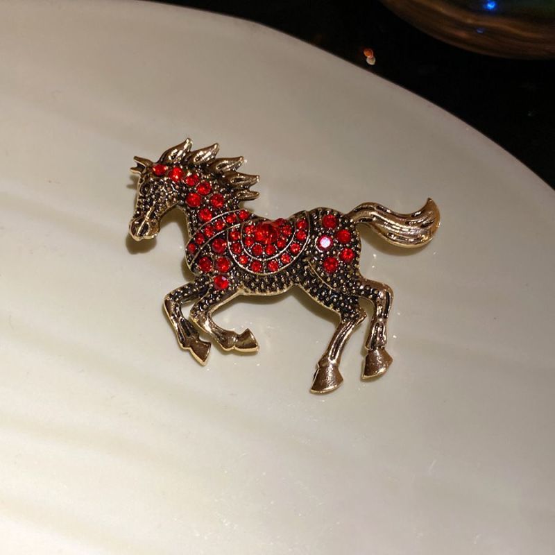 Broche vintage medieval temperamento retro flores de abejas de caballo de corte europea y americana lujo ligero joyas de alta calidad
