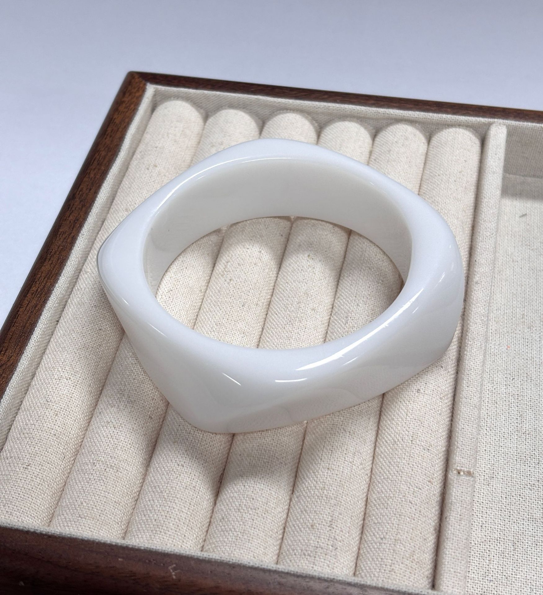 Diamond-shaped pure white--inner diameter 65, weight 53g