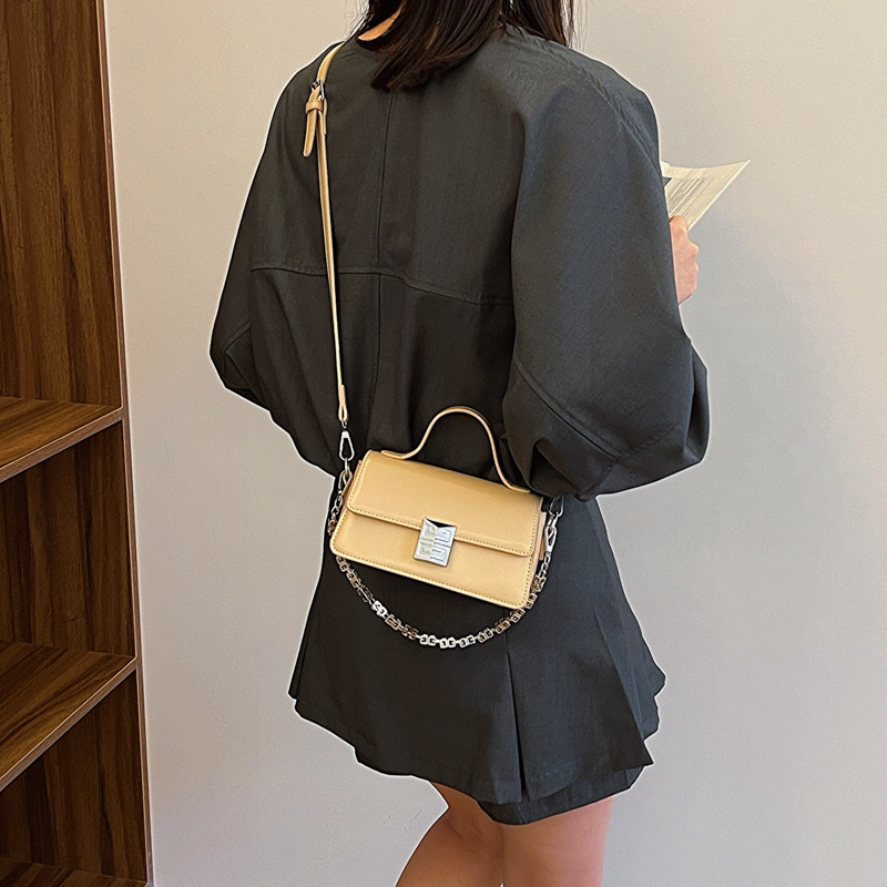 Bolso de moda de nicho de cadena de mano de mujer 2024 nuevo estilo simple popular bolso de hombro pequeño textura mochila