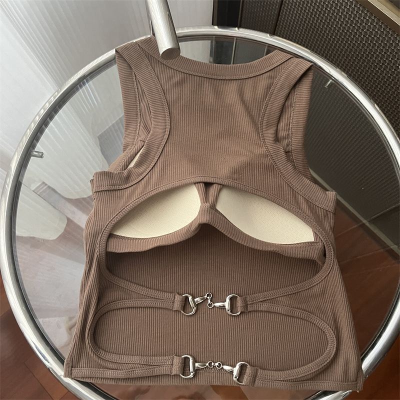 Ins caliente cintura cadena hueco de espalda abierta chaleco de belleza con cojín de pecho envuelto en el pecho para usar la base corta camisa sin mangas para mujeres