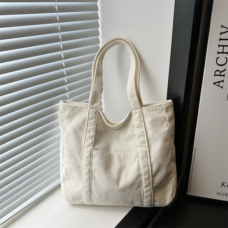 Este año, la popularidad de la bolsa simple, la bolsa de brazo de gran capacidad, la nueva bolsa de primavera y verano, la bolsa de mujer, la bolsa de hombro.