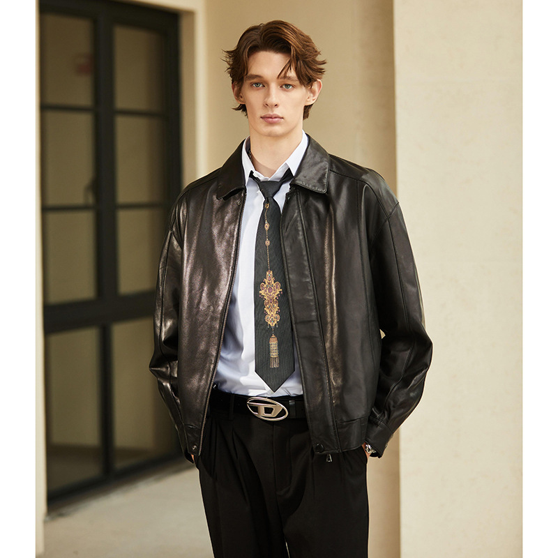 Fifty and Mature, "Dehua Style", Hong Kong Style Top-Layer Sheepskin Oil-Waxed Genuine Leather Jacket with a Lapel, Giving a Classic and Sophisticated Feel Fifty and Mature, "Dehua Style", Hong Kong Style Top-Layer Sheepskin Oil-Waxed Genuine Leather Jacket with a Lapel, Giving a Classic and Sophisticated Feel