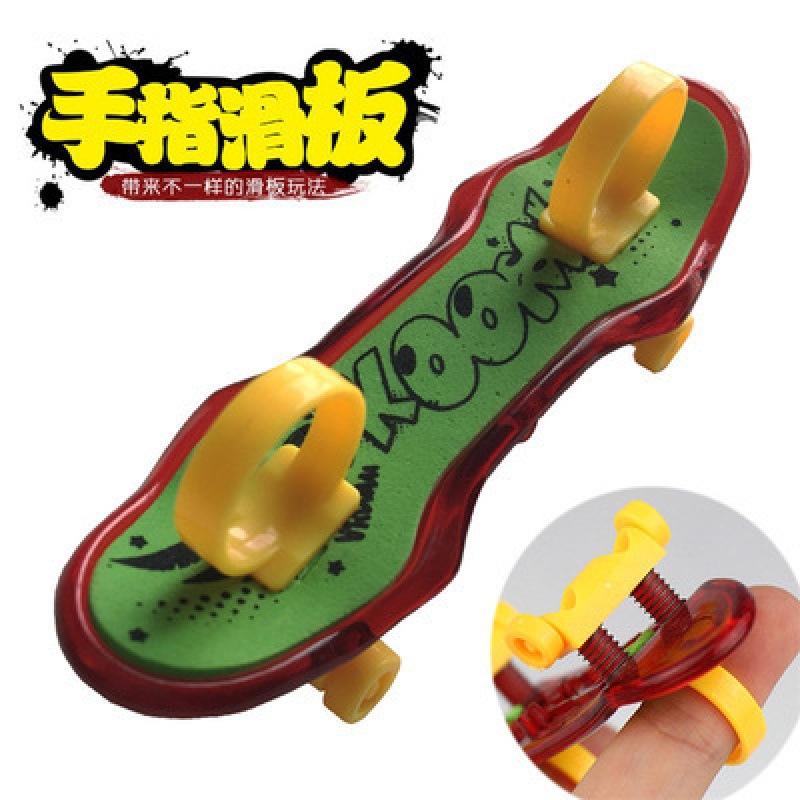 Yiwu pequeño mercado de productos básicos juguetes para niños al por mayor regalos del mercado nocturno bajo 1 yuan puesto nuevos pequeños regalos luminosos.