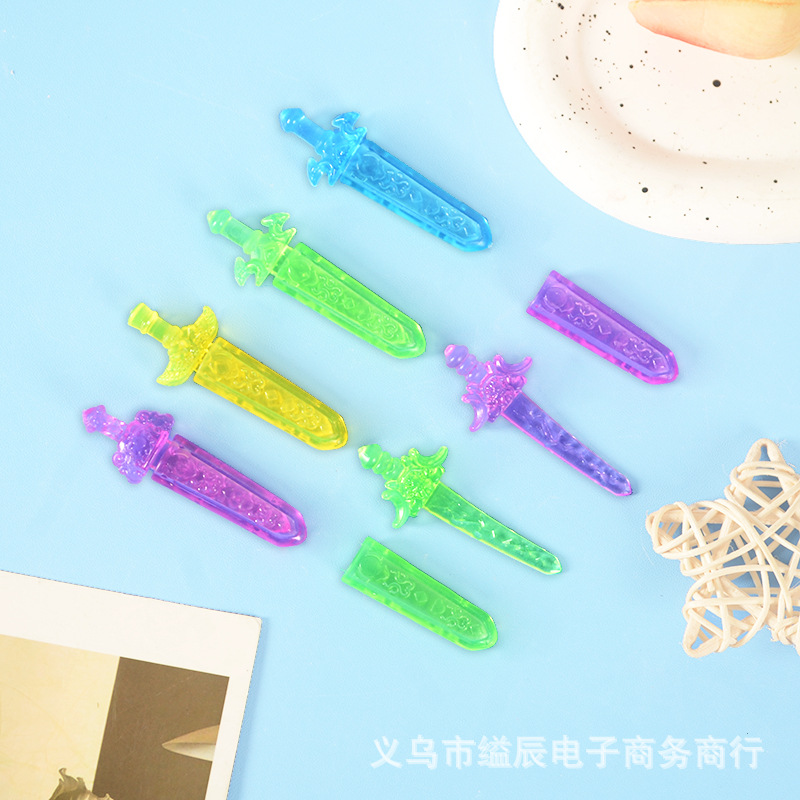 학생들의 인기있는 장난감 식료품 점 장난감의 빛나는 칼 미니 검 모델 빛나는 버전에 1 위안 24