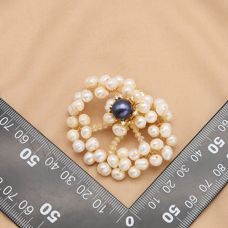 Retro de alta gama de perlas naturales hechas a mano flor broche simple natural hecho a mano de lujo pin accesorios de mujer