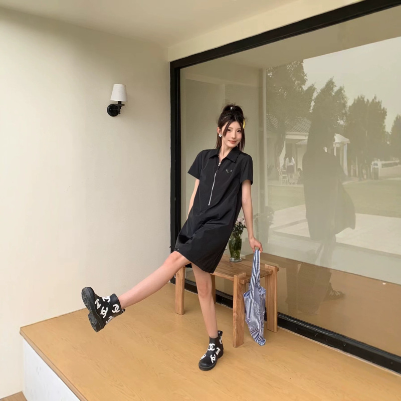 Nanyou Prada High-End Version Short-Sleeve Dress for Women with a Turn-Down Collar, Short Sleeves, and Zipper, Loose-Fitting Dress Nanyou Prada High-End Version Short-Sleeve Dress for Women with a Turn-Down Collar, Short Sleeves, and Zipper, Loose-Fitting Dress