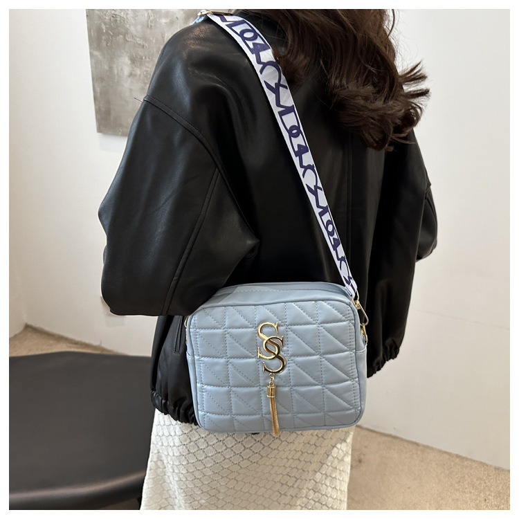 A simple and fashionable single-shoulder women's bag with diamond-shaped embroidery thread in 2024, a fresh and stylish crossbody bag with a trendy and fashionable small square style undefined