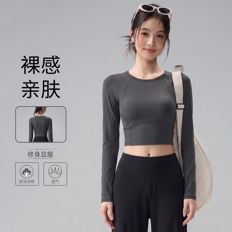 Round-neck, short-length yoga top with long sleeves, featuring built-in chest pads, breathable and quick-drying fabric, suitable for everyday fitness, running, and yoga workouts Round-neck, short-length yoga top with long sleeves, featuring built-in chest pads, breathable and quick-drying fabric, suitable for everyday fitness, running, and yoga workouts