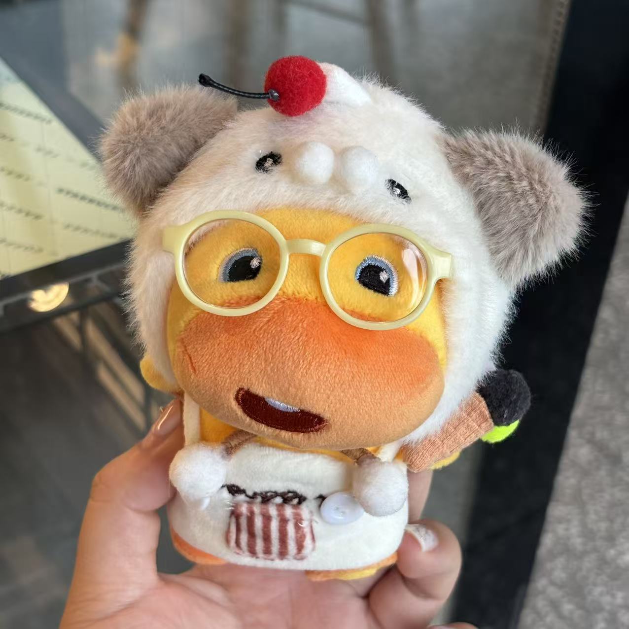 Ice cream lulu + glasses + afternoon tea set