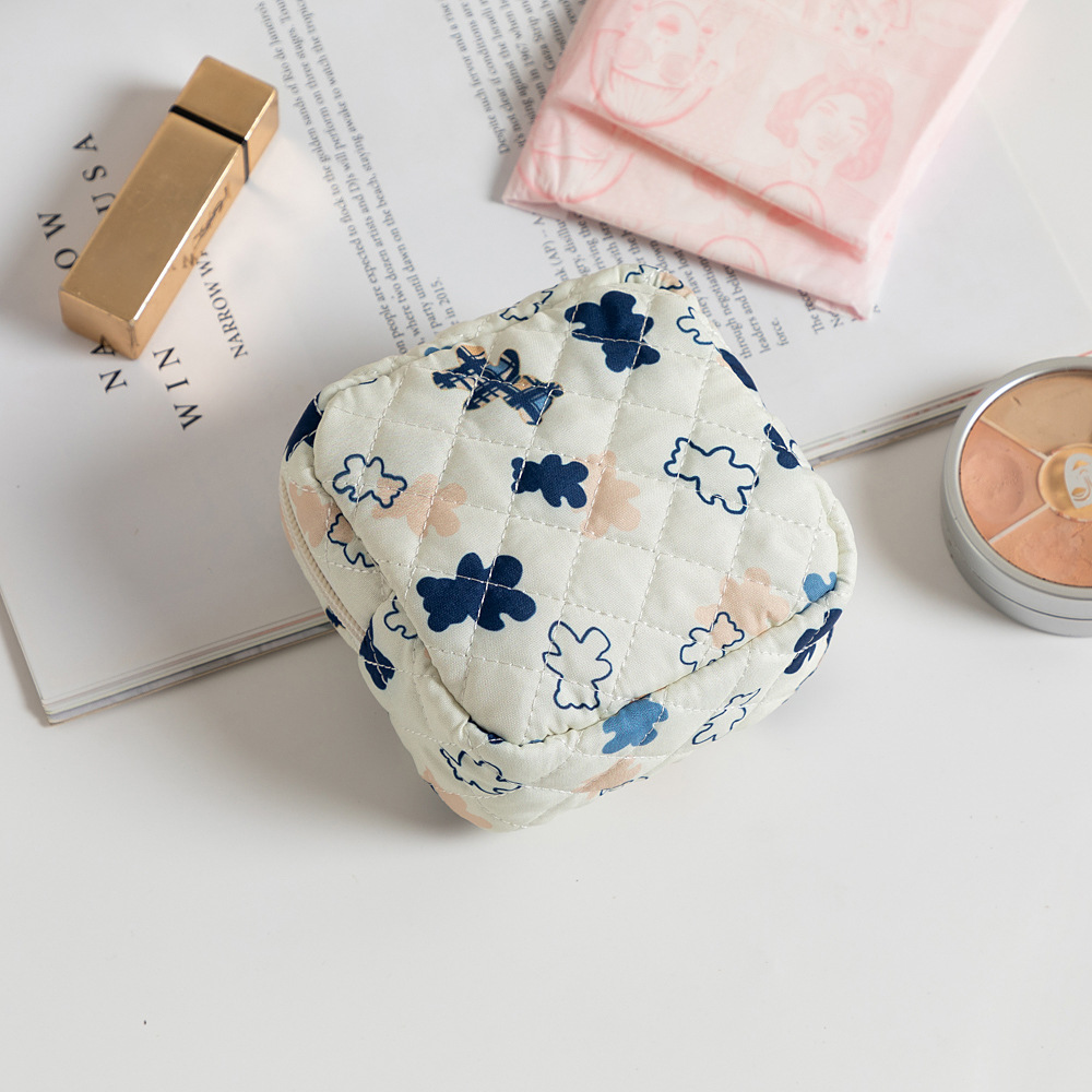 흰색 배경으로 곰