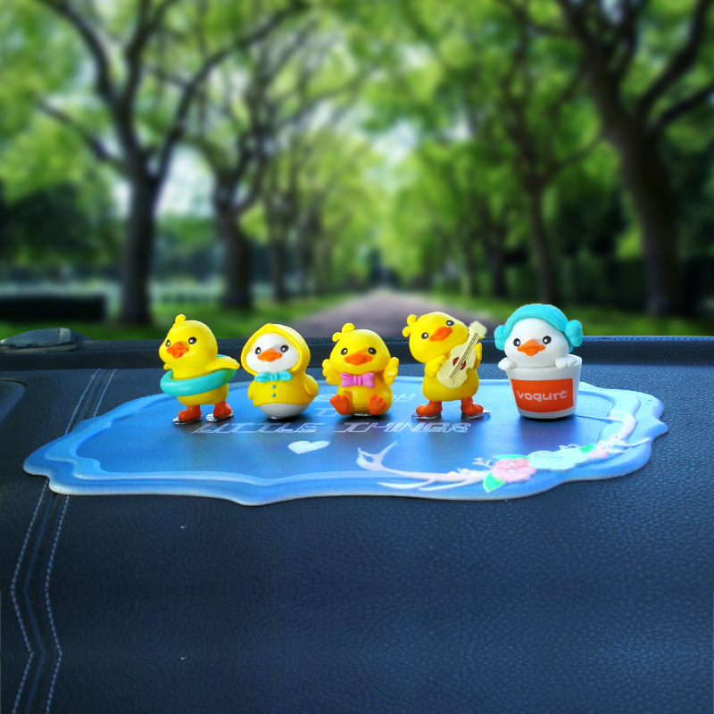 Nuevo adorno de coche creativo rojo neto dibujos animados pequeño pato amarillo adorno de coche consola central lindo lindo pato recto