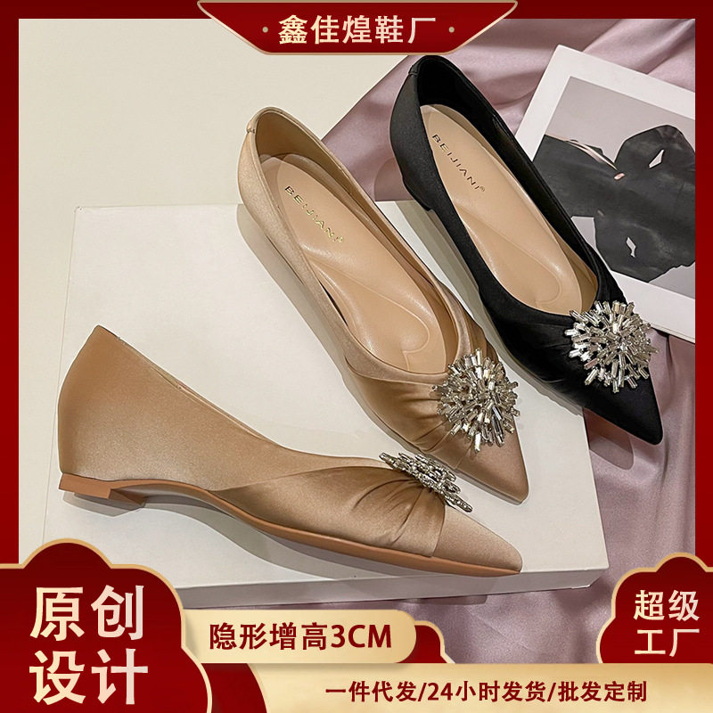 Giày cao gót nữ mũi nhọn chất liệu satin, đế xuồng gót thấp có độn tăng chiều cao bên trong — Màu hồng nude, Màu đen