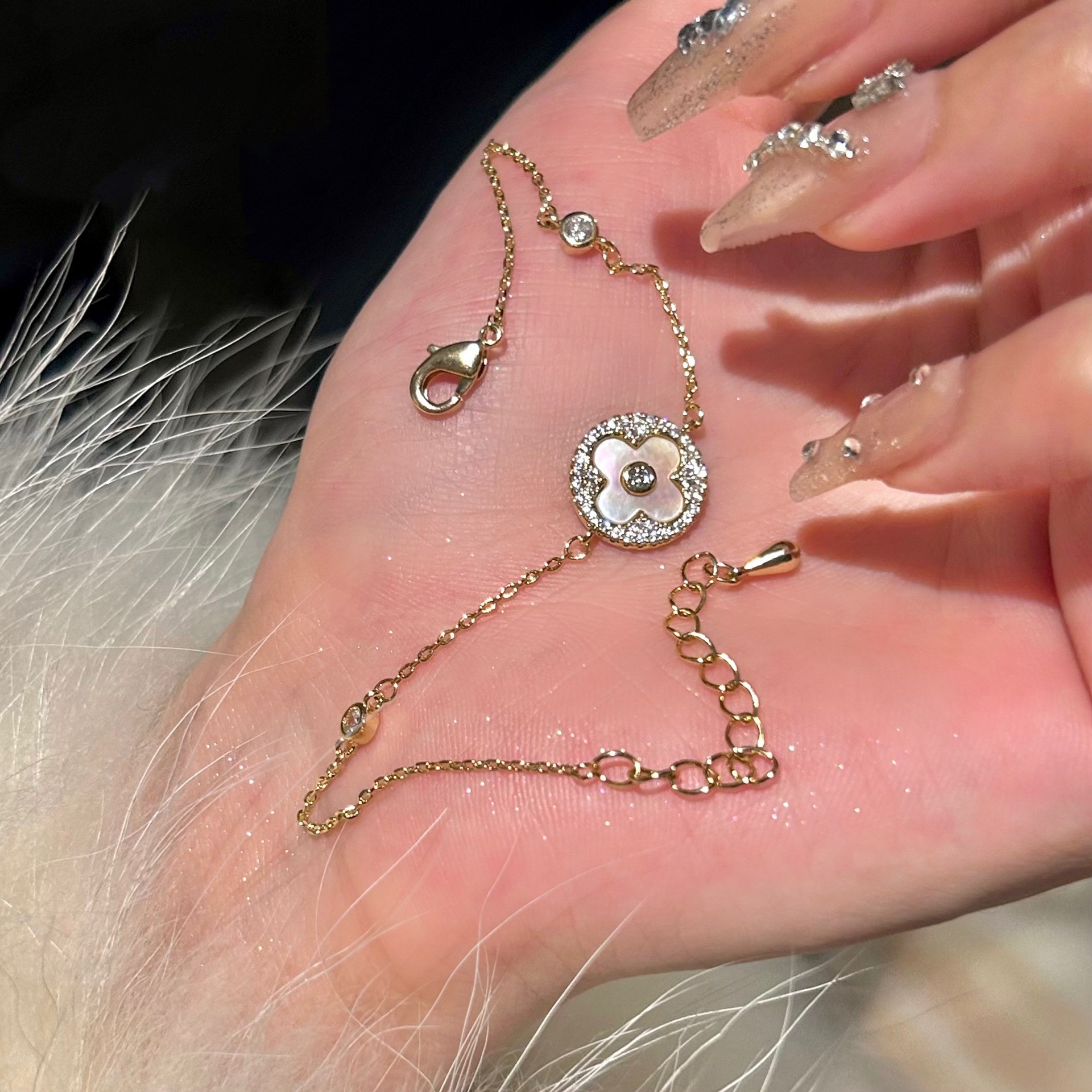 Pulsera de flores de metal transfronteriza europea y americana, nicho femenino, sentido de alta gama, pulsera simple y versátil, accesorios de joyería de lujo ligeros de moda