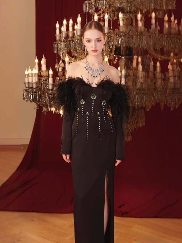 Estación independiente otoño e invierno estilo caliente ropa de mujer de lujo ligero con incrustaciones de diamantes vestido de vendaje de pelo de avestruz vestido de noche vestido de fiesta de alta gama