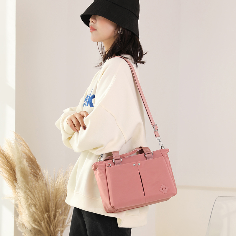 Nuevas tendencias de moda en 2025 bolsos de hombro de varias capas bolsos de hombro de gran capacidad para viajar y evitar salpicaduras de agua mochilas de versión coreana