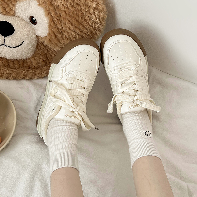 Pequeños zapatos blancos de otoño y invierno adicionados 2025 nuevos zapatos de mujer de color ligero de moda caliente no sofocante zapatos deportivos de viento universitario