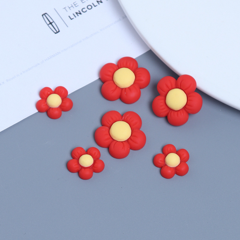 一輪の赤い花の五弁の花のクリームの携帯のケースのdiyの材料は手でネットの赤い樹脂の部品ののりを作ります。