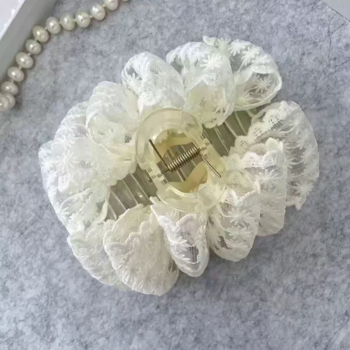 White crab pin, 4771meter, with embroidery