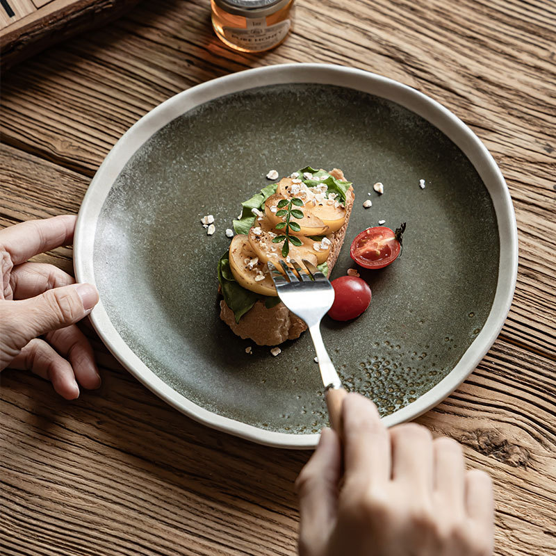 Placa de trazado blanco creativa Placa de filete de cerámica retro Placa doméstica irregular platos de comedor occidentales platos de comedor poco profundos