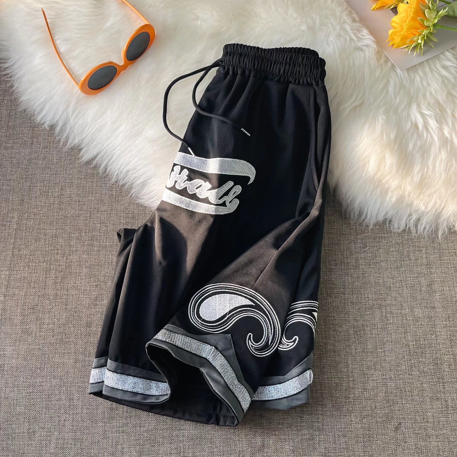 Pantalones cortos casuales de verano para hombres, marca de moda ins, color sólido, contraste simple, moda, tubo recto suelto, pantalones deportivos de cinco puntos