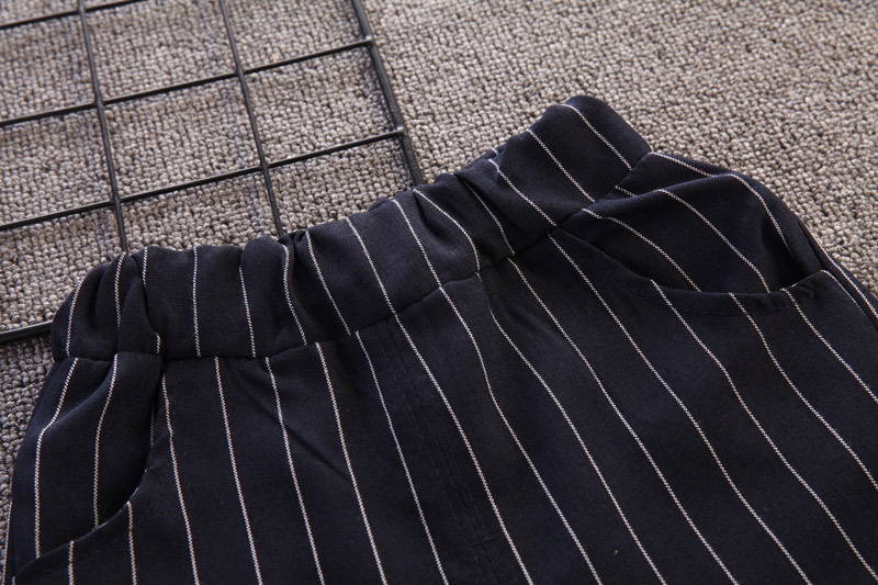 竖条领结背带套装