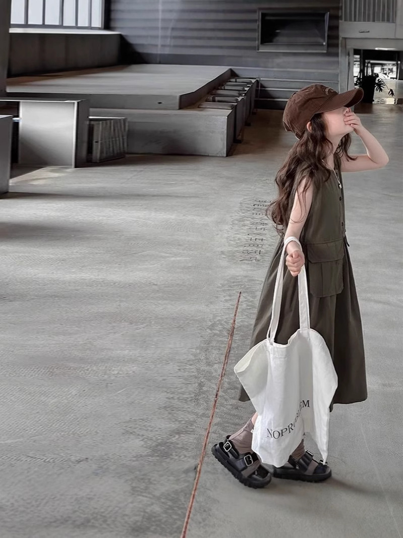 Vestido de verano para niñas 2025 nuevo estilo estilo moda occidental falda sin mangas para niños vestido de princesa para niños de mediana edad