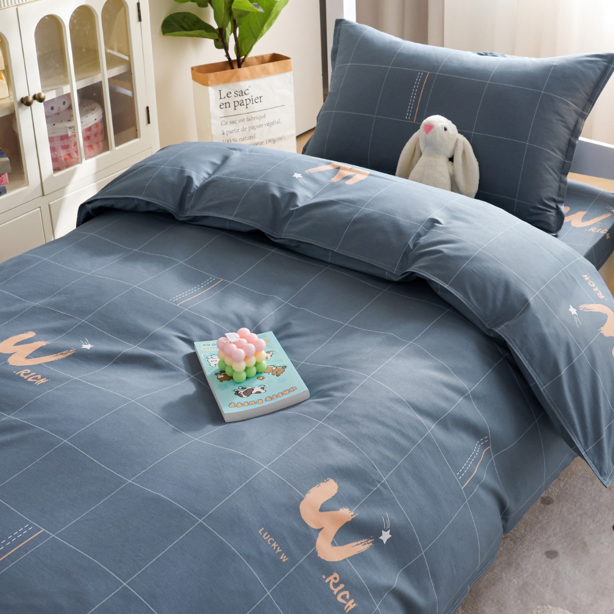 Juego de cama de dormitorio de estudiantes universitarios de tres piezas, sábanas de algodón de algodón, edredón, un juego completo de ropa de cama de seis piezas