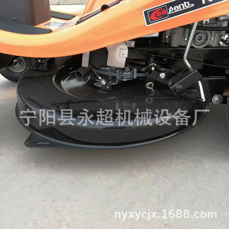 座驾式割草机
