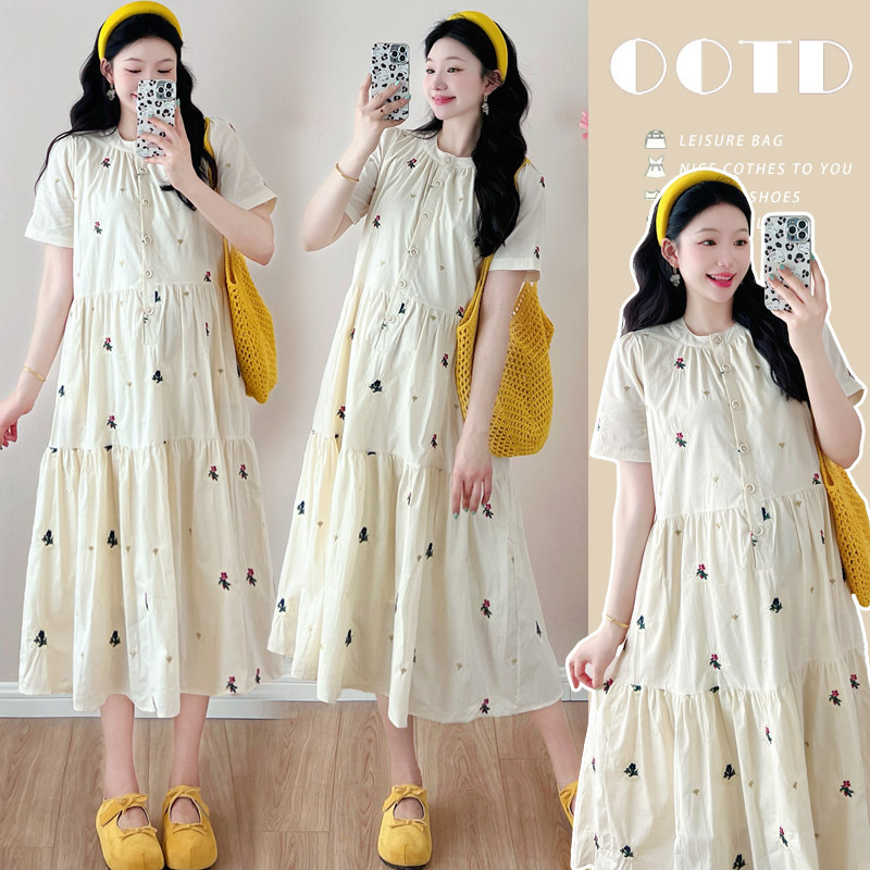 2025夏季孕妇装减龄刺绣花朵连衣裙新款宽松遮肚可解扣孕妇哺乳裙