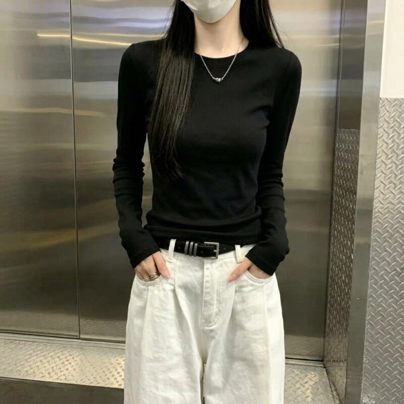Black, stylish, and slim-fit long-sleeve T-shirt for women, perfect as a base layer or top for the 2026 autumn season, with a simple and elegant design