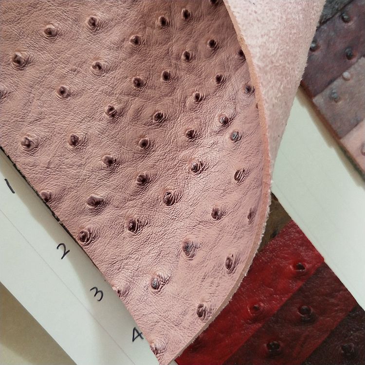 高发泡PVC皮革鸵鸟纹麂皮绒底仿超纤鸵鸟纹皮革面料卡包材料L5798