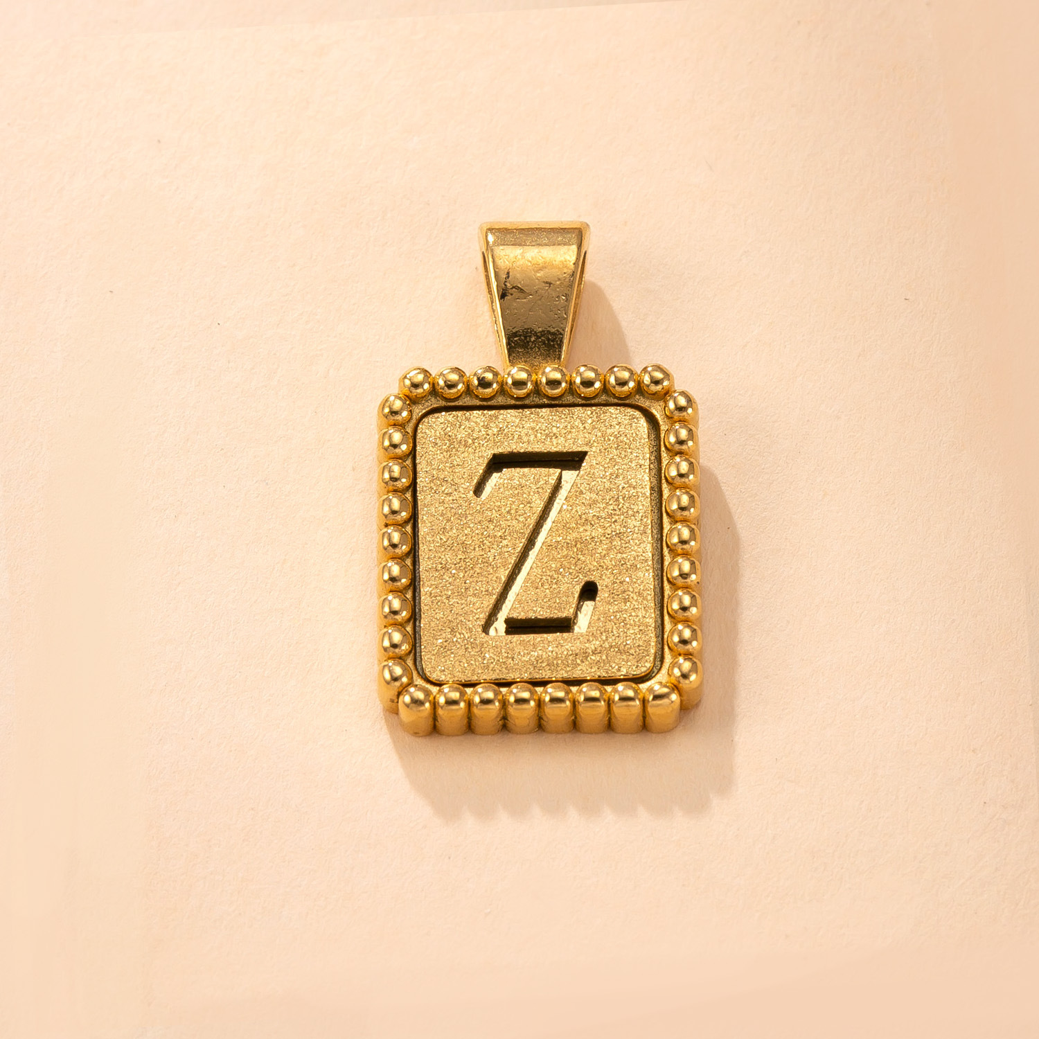 Colgante único Collar de acero inoxidable de moda transfronteriza Colgante de letras de lunares de marca cuadrada fundido Joyas de acero de titanio dorado de 18 quilates