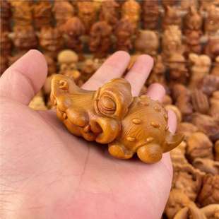 Natural Thuja Wood Carving, Cute and Cute Crocodile Hand Piece, Crocodile Home Decoration Desktop Small Ornaments