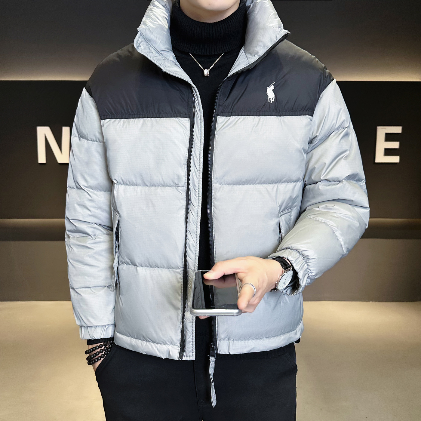 店主风2025冬季新款男士时尚休闲刺绣拼色立领羽绒服外套