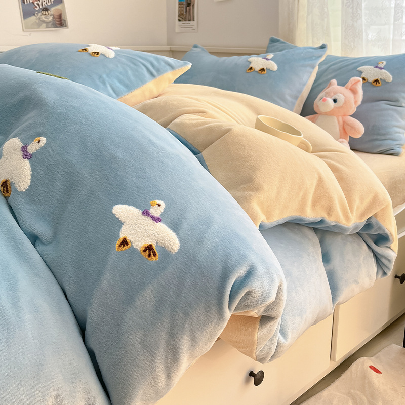 Otoño e invierno engrosado toallas cálidas bordadas de leche de lana cama conjunto de cuatro piezas 2025 nueva sábanas de lana de coral de dibujos animados cubierta