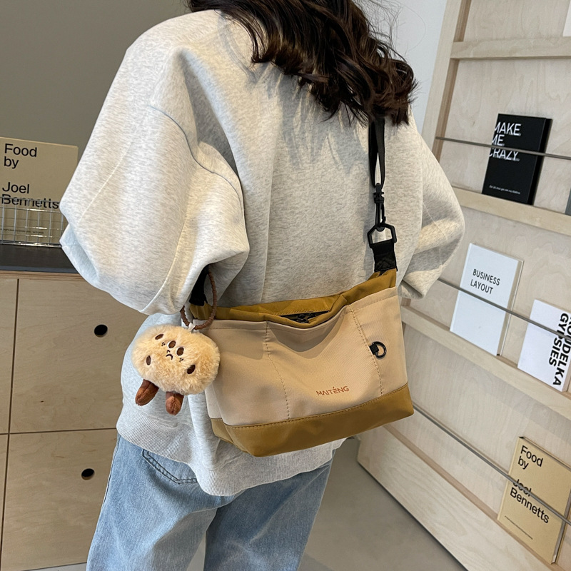 轻便包包女新款2026尼龙布斜挎小包包春夏百搭洋气休闲字母托特包