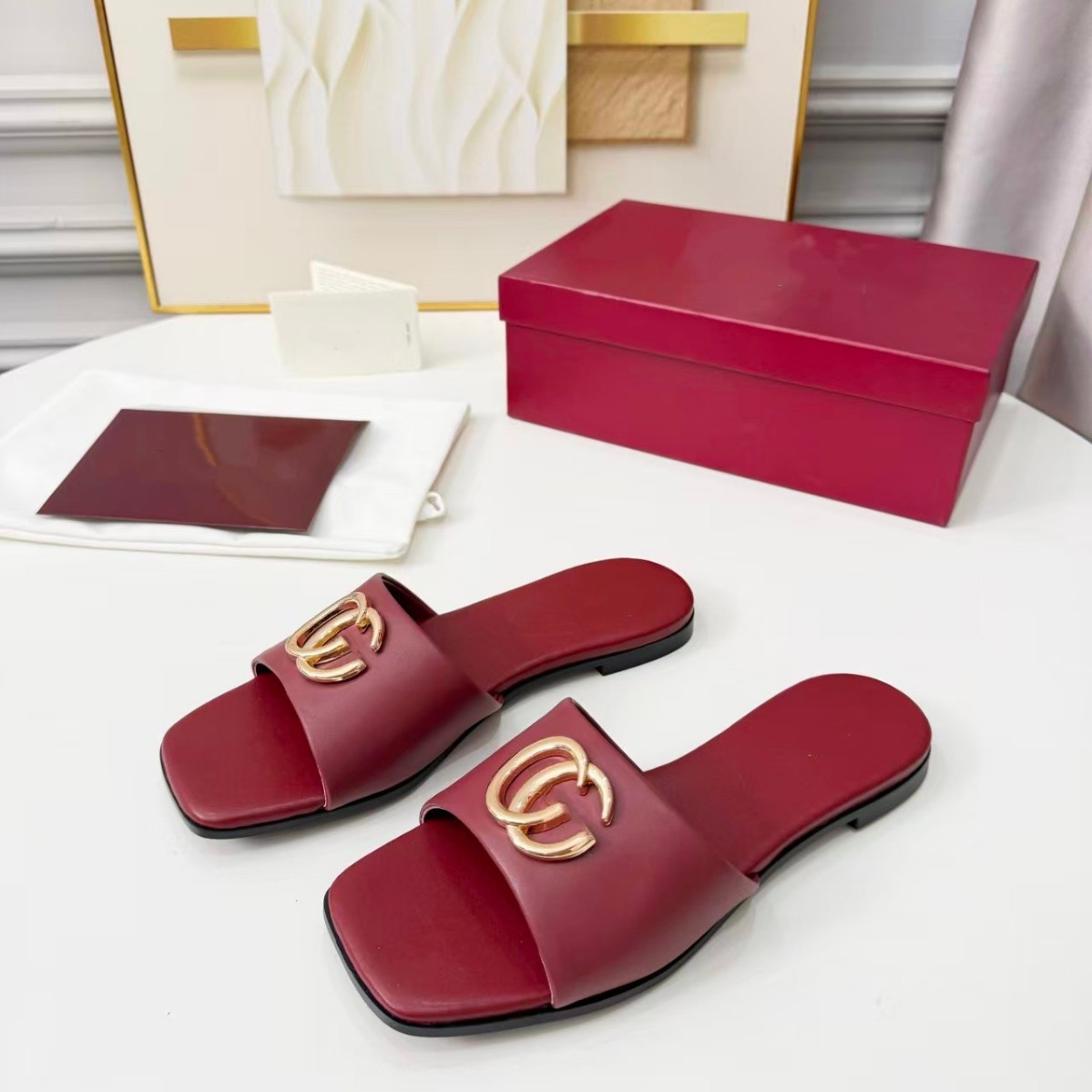 Fashionable summer women's slippers