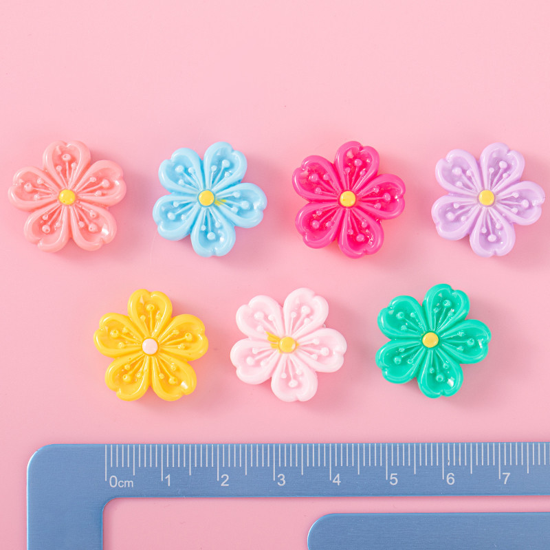 Venta directa de fábrica de cinco pétalos serie flor de cerezo accesorios de resina flor corazón Bud serie fresca crema más parche de horquilla