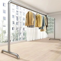 鋼管のハンガーが床に落ちた寝室の物干し棒屋外の家庭用ベランダに服を掛けます。