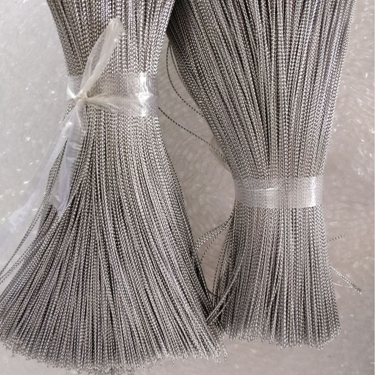 织造浅金色包芯拧线串卡线切断长度深蓝紫亮丝编成的装饰小圆线