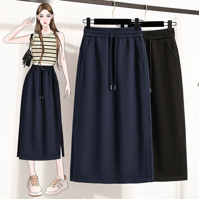 Настоящая фотография самой модной однотонной модной и универсальной юбки средней длины А-силуэта с высокой талией и разрезом для полных девушек.