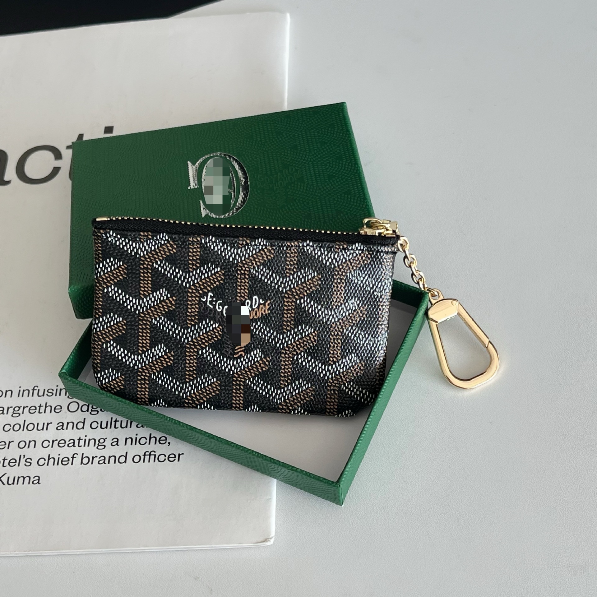 Dientes de perro de café negro