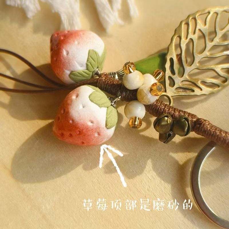 Jingdezhen cerámica hecha a mano colgante de cadena de teléfono móvil pareja llavero de dibujos animados frutas hojas de fresa colgar joyas