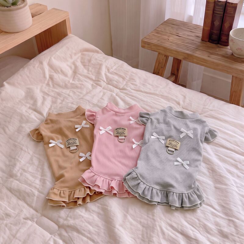 Ribbed double-layered pet dress with ruffled hem, suitable for spring, autumn, and winter, providing warmth and a princess-like look; also includes a ribbed undershirt