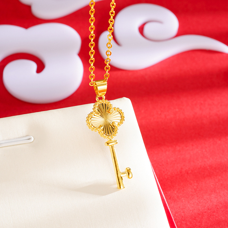 Nuevo trébol de cuatro hojas colgante de oro accesorios DIY nicho femenino Tipo de llave tienda de oro mismo estilo de luz de lujo estilo personalidad todo partido