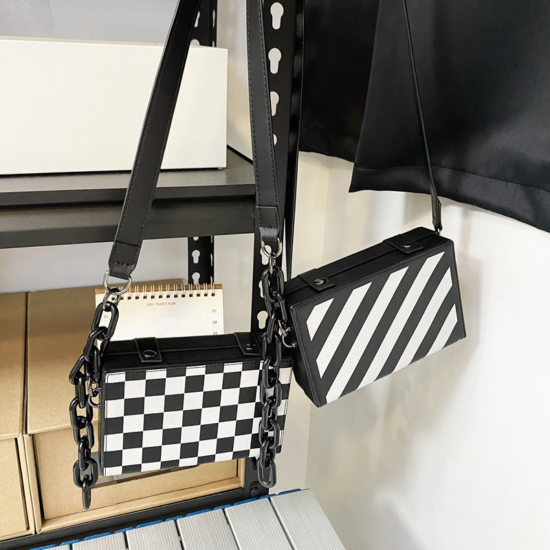 Bolso DE LA CAJA Bolso de hombro casual fresco de moda para hombres Bolso de teléfono móvil a rayas en blanco y negro Tablero de Damas Bolso de mujer a cuadros 2023 nuevo bolso de mensajero