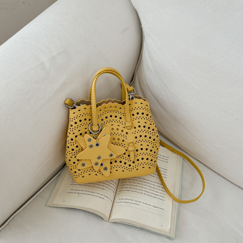 Bolsas de mano de tallado de onda transfronteriza, bolsas de cesta frescas de moda, bolsas de cubo de nicho de estilo extranjero diarias
