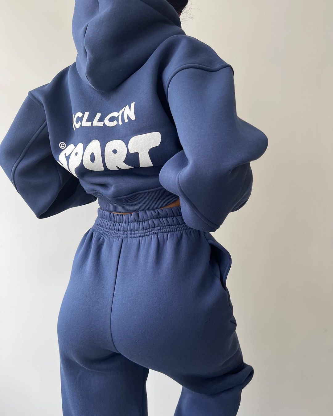 2024 Herbst/Winter neues lässiges Plüsch-Langarm-Kapuzenpullover- und Hosen-Set mit bedrucktem Kapuzenpullover_voghion.com