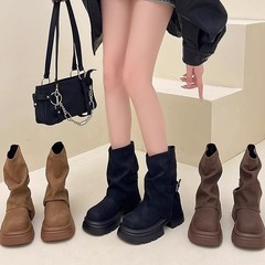 小衆のデザイン感がシンプルで、馬丁靴を履いています。
