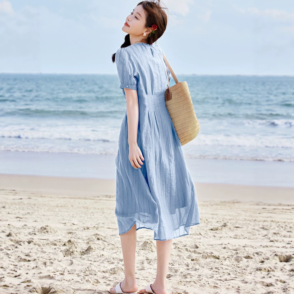 Đầm suông nữ midi họa tiết rỗng phối thắt lưng chất liệu mô phỏng tơ trời — Màu xanh da trời chi tiết 1